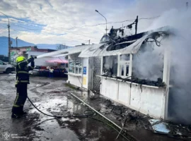 На автовокзалі у Хусті сталася пожежа у павільйоні