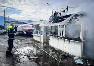 На автовокзалі у Хусті сталася пожежа у павільйоні