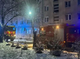 В Ужгороді під час ліквідації пожежі в квартирі рятувальники евакуювали двох мешканців багатоповерхівки