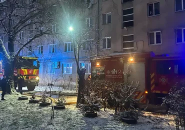 В Ужгороді під час ліквідації пожежі в квартирі рятувальники евакуювали двох мешканців багатоповерхівки