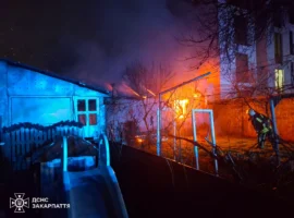 У Мукачеві горіла надвірна споруда