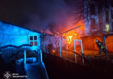У Мукачеві горіла надвірна споруда