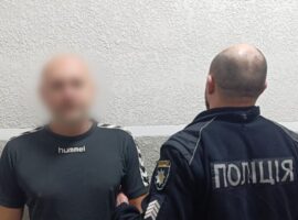 У Мукачеві чоловік через побутовий конфлікт поранив знайомого ножем у груди