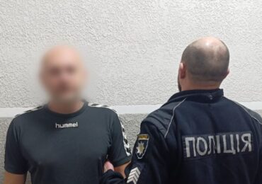 У Мукачеві чоловік через побутовий конфлікт поранив знайомого ножем у груди