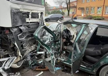 У Мукачеві Volkswagen зіткнувся з вантажівкою, травмовано двох чоловіків