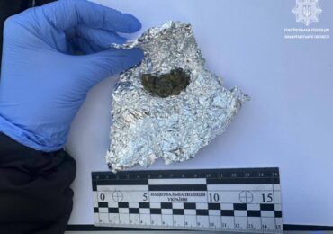 У Мукачеві під час зупинки авто виявили речовини, схожі на наркотичні