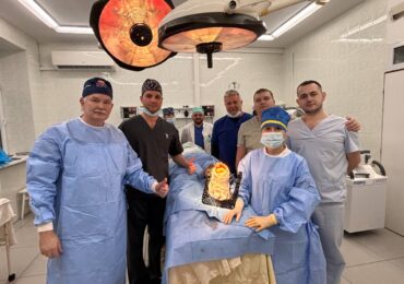 Лікарі Закарпатської обласної лікарні разом з американськими колегами виконали складні операції українським бійцям