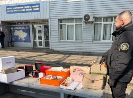 Водій автобуса позбувся на закарпатському кордоні жіночих прекрас відомих брендів на 1,8 млн грн