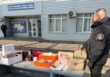 Водій автобуса позбувся на закарпатському кордоні жіночих прекрас відомих брендів на 1,8 млн грн