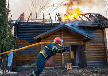 Масштабна пожежа на Ужгородщині: вогонь охопив 400 квадратних метрів дерев'яних будинків