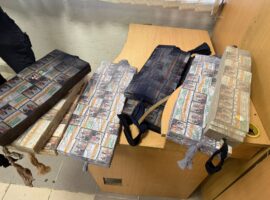 Тютюнові «пояси»: на кордоні з Угорщиною зупинили трійко закарпаток, що «утеплилися» сигаретами