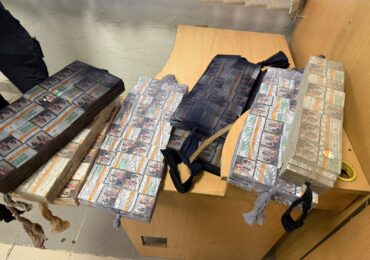 Тютюнові «пояси»: на кордоні з Угорщиною зупинили трійко закарпаток, що «утеплилися» сигаретами