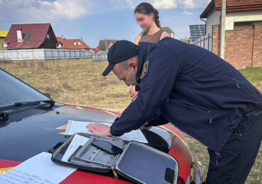 На Тячівщині під час рейду викрили підпал сухостою, що загрожував будинку