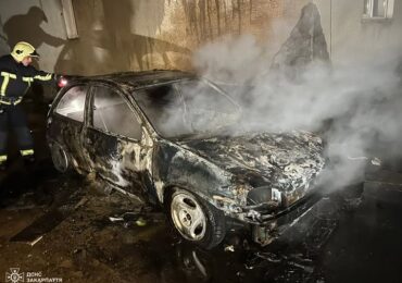 На Хустщині згорів легковик Opel