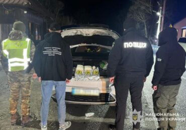 Понад 2,2 кг наркотиків намагалися ввезти в Закарпаття: поліція затримала наркокур’єра з Дніпра