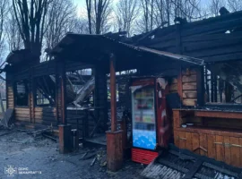 В Боздоському парку вогнеборці ліквідували пожежу в закладі громадського харчування