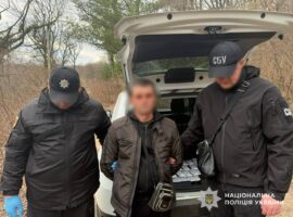 Вилучено автомат Калашникова та бойові гранати: на Мукачівщині поліція затримала торговця зброєю