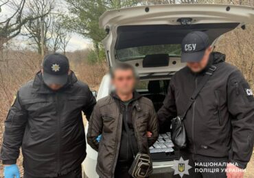 Вилучено автомат Калашникова та бойові гранати: на Мукачівщині поліція затримала торговця зброєю