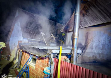 На Хустщині вогнеборці запобігли знищенню надвірної споруди