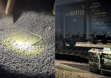 На кордоні зі Словаччиною закарпатські митники розкопали під шаром окатишів 8 ящиків контрафактних сигарет