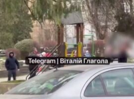 У центрі Ужгорода чоловік погрожував собі ножем