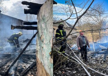На Ужгородщині вогнеборці загасили пожежу в надвірній споруді