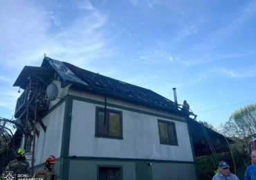Пожежа на Тячівщині: вогонь охопив дах житлового будинку