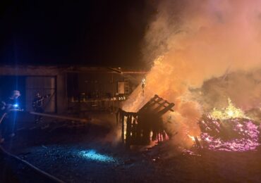 На Закарпатті вогнеборці ліквідували пожежу на підприємстві з виробництва деревного вугілля