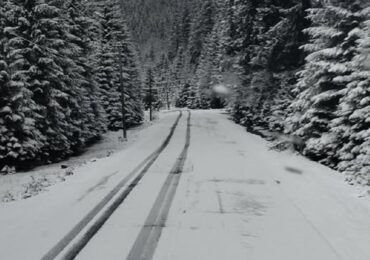 На Закарпатті розчищають сніг на дорозі до Синевиру попри весняне потепління