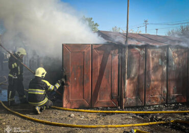 У Мукачеві рятувальники ліквідували пожежу в гаражі