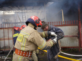 В Ужгороді вогнеборці врятували чоловіка під час пожежі в надвірній споруді