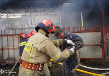 В Ужгороді вогнеборці врятували чоловіка під час пожежі в надвірній споруді