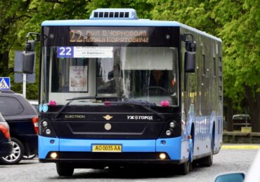 В Ужгороді до «Сакура Фесту» прикрасили міські автобуси