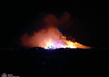 У Чопі майже добу гасили масштабну пожежу на сміттєзвалищі