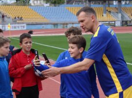 В Ужгороді юні вболівальники зустріли Андрія Шевченка на стадіоні «Авангард»