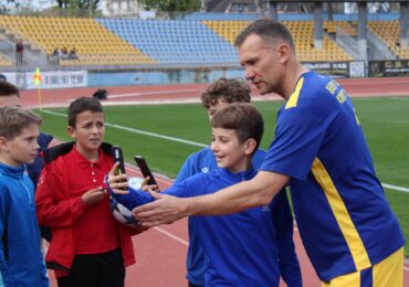 В Ужгороді юні вболівальники зустріли Андрія Шевченка на стадіоні «Авангард»