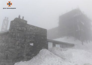 На високогір'ї Карпат туман та хмарно