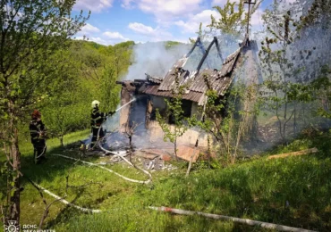 На Хустщині загорілася закинута будівля