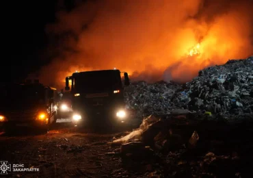 Рятувальники продовжують ліквідовувати пожежу на сміттєзвалищі поблизу Ужгорода