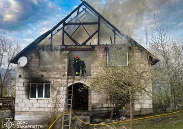 На Рахівщині ліквідували пожежу в житловому будинку