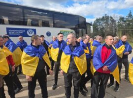 До України з російського полону повертаються 193 захисники