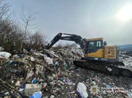 Поліція Сваляви повідомила про підозру посадовцю комунального підприємства за забруднення земель