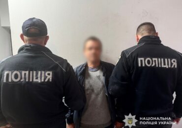 У Рахові сімейний кривдник сокирою погрожував правоохоронцям