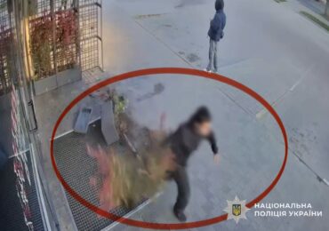Поліція встановила порушника, який пошкодив фасад фітнес-клубу в Ужгороді