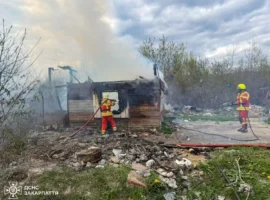 У Хусті вогнеборці ліквідували пожежу в житловому будинку