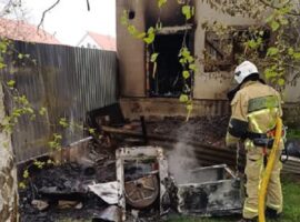 Вогнеборці ліквідували пожежу в надвірній споруді на Мукачівщині та врятували житловий будинок