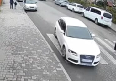 У Виноградові водійка проігнорувала пішоходів на «зебрі»