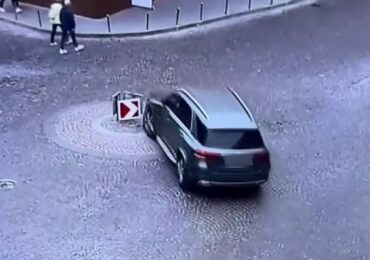 У Мукачеві автомобіль в’їхав у дорожню інфраструктуру