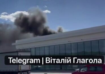 В Ужгороді на об’їзній дорозі сталася пожежа в новому автосалоні
