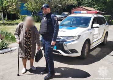 Ужгородські патрульні допомогли літній жінці повернутися додому